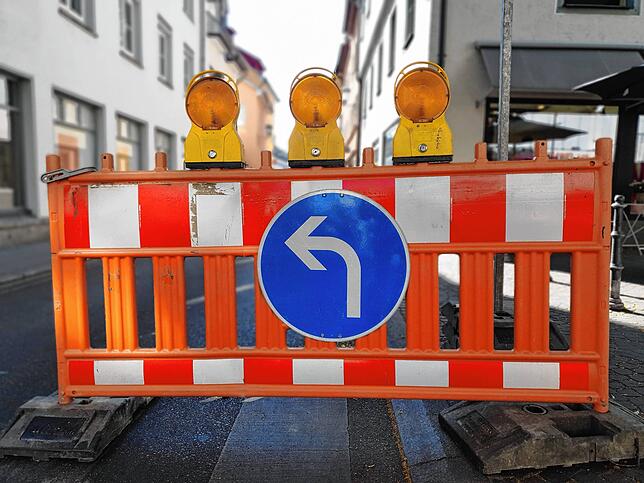 Verkehrszeichen 209-20: Wer in der Fahrschule aufgepasst hat, der weiß, dass man nach dem Schild links abbiegen muss – nicht vor ...