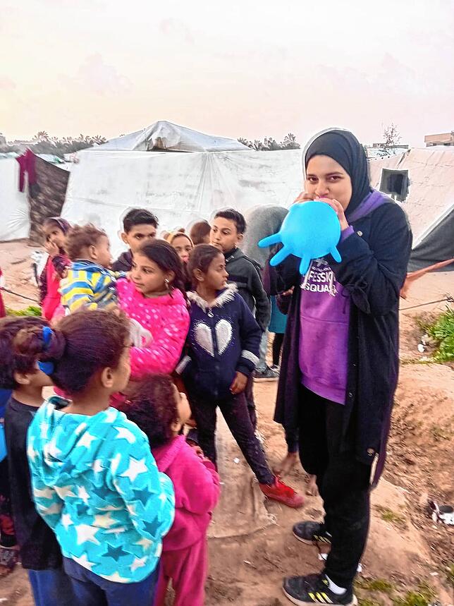 Die Töchter von Najwa Juma – hier Layan – versuchen, den Kindern im Camp etwas Freude zu bringen.