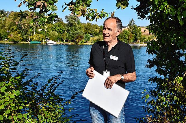 Der Rheinmacher Peter Hunziker erklärte bei der Begehung auch Renaturierungsprojekte am deutschen Ufer bei Büsingen, die von SH Power ...