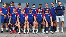 Neue und bekannte Gesichter in der Schmittenau: Sportchef Vesel Alidemaj (rechts) mit 15 seiner 26 neuen Spieler für die Saison 2025/26. ...