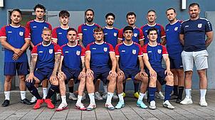 Neue und bekannte Gesichter in der Schmittenau: Sportchef Vesel Alidemaj (rechts) mit 15 seiner 26 neuen Spieler für die Saison 2025/26. ...