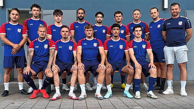 Neue und bekannte Gesichter in der Schmittenau: Sportchef Vesel Alidemaj (rechts) mit 15 seiner 26 neuen Spieler für die Saison 2025/26. ...
