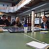 Jugendliche und Gemeinderatskandidaten treffen beim politischen Speed-Dating im Scheffelgymnasium aufeinander: Am Thementisch über ...
