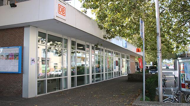 Zukunft ungewiss: Was mit dem Bahnhof Radolfzell passiert, kann noch keiner wissen. Aber einen Plan für den Abbruch des westlichen Teils ...