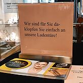 Die Kunden sind nicht dazu verdammt, im Internet zu bestellen. Es gibt seit dem 11. Januar Mittel und Wege, an Ware beim Händler vor Ort ...