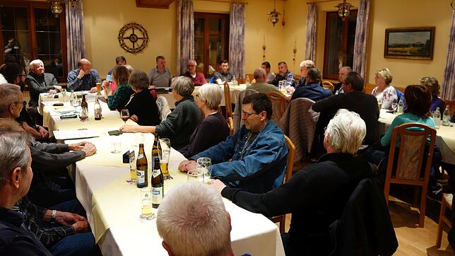 Neben den Mitgliedern besuchen auch einige interessierte Gäste die Hauptversammlung der Bürgerinitiative Dornsberg Schießlärm im ...