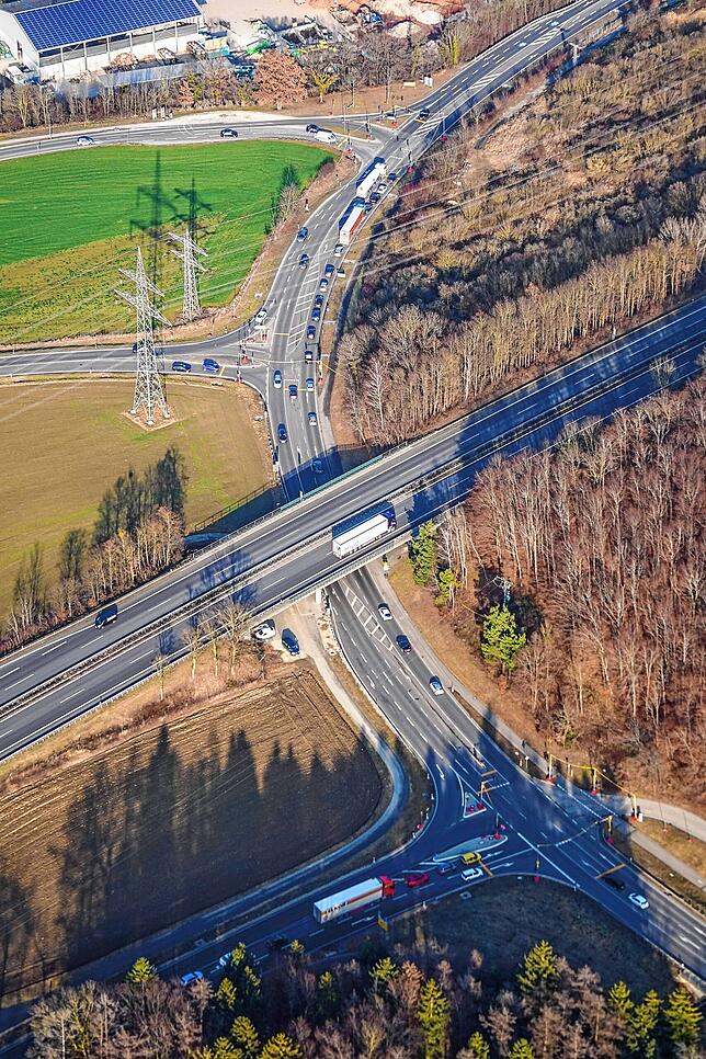 Auch Verkehrsflächen wie die hier Autobahn 98 bei Stockach-West und die B313 verbrauchen viel Fläche (Archivbild).