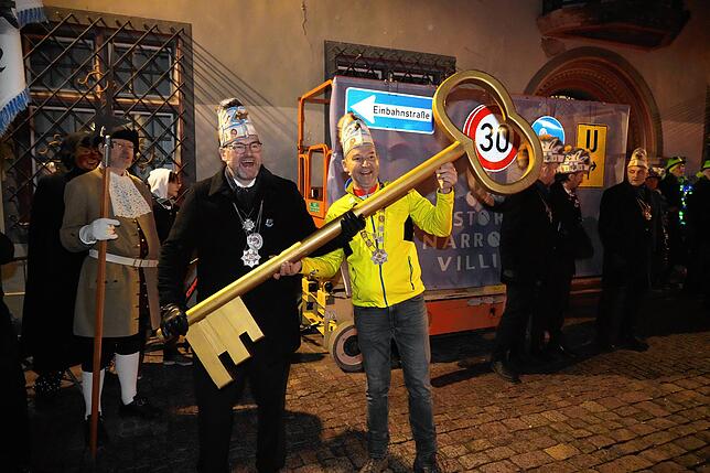 Bild 10: Fasnet Villingen: Die Narren holen sich ihren Rathausschlüssel vom OB