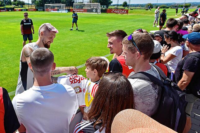 Schätzungsweise 300 bis 500 Fans sind in Aasen beim öffentlichen Training der Leverkusener dabei, hier gibt Nationalspieler Robert ...
