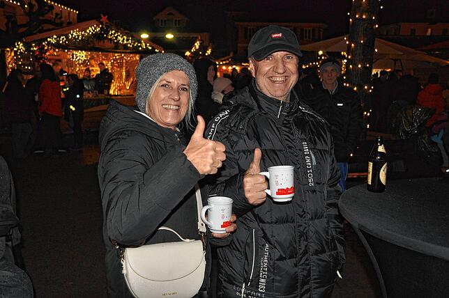Gabi und Rudi Hage aus Salem-Beuren sind begeistert von dem neuen Standort des Weihnachtmarktes.