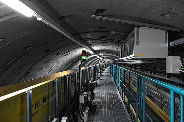 Auf Highspeedbändern geht es mit bis zu 20 Kilometern pro Stunde durch die Tunnel.