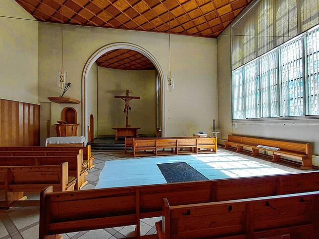 Im Kirchenschiff der Melanchthon-Kirche sind zum Teil bereits die Bänke abgebaut, um Platz für die Abstützung der Holzdecke zu machen, ...