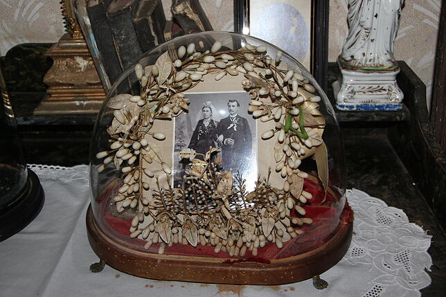 Sogar das Hochtzeitsbild der Familie samt Brautschmuck ist nach dem Auszug der letzten Bewohnerin 1998 im Haus geblieben.