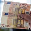 Ein echter (oben) und ein gefälschter 50-Euro-Schein. Zum Geburtstag schenkte ein Druckereibesitzer seinem Freund vor 25 Jahren ...