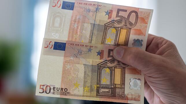 Ein echter (oben) und ein gefälschter 50-Euro-Schein. Zum Geburtstag schenkte ein Druckereibesitzer seinem Freund vor 25 Jahren ...