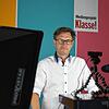 Chefredakteur Stefan Lutz begrüßt die Schüler und Lehrer per Zoom aus dem SÜDKURIER Medienhaus.