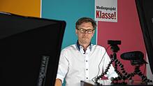 Chefredakteur Stefan Lutz begrüßt die Schüler und Lehrer per Zoom aus dem SÜDKURIER Medienhaus.