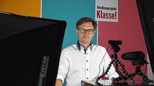 Chefredakteur Stefan Lutz begrüßt die Schüler und Lehrer per Zoom aus dem SÜDKURIER Medienhaus.