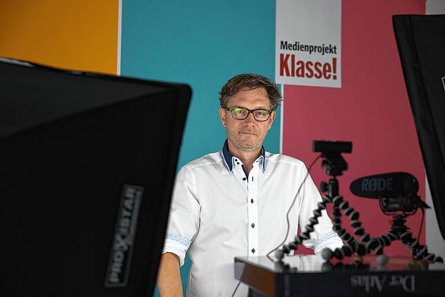 Chefredakteur Stefan Lutz begrüßt die Schüler und Lehrer per Zoom aus dem SÜDKURIER Medienhaus.