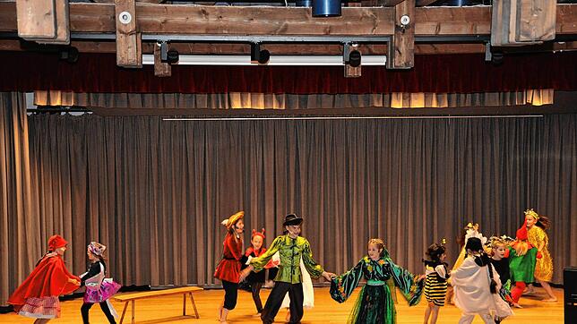 Szenen aus dem Musical &bdquo;Wanderung durch den Märchenwald&ldquo; boten die Freudekids des Theatervereins in ihren Kostümen bei der ...