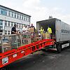 So ähnlich soll es kommenden Samstag wieder aussehen: Beim Abladen des ersten Konvois haben alle Mann mitgeholfen. Hier arbeiteten die ...
