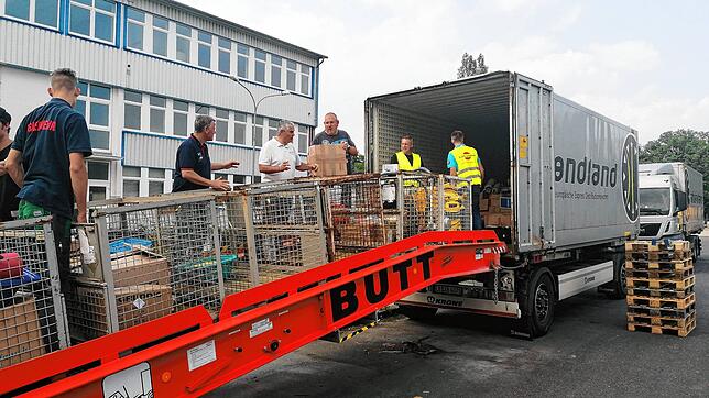 So ähnlich soll es kommenden Samstag wieder aussehen: Beim Abladen des ersten Konvois haben alle Mann mitgeholfen. Hier arbeiteten die ...