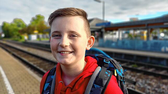 Benjamin Kunzelmann (10) am Bahnhof Laufenburg-Ost. Hier muss sich der Fünftklässler morgens in völlig überfüllte Züge drängen.