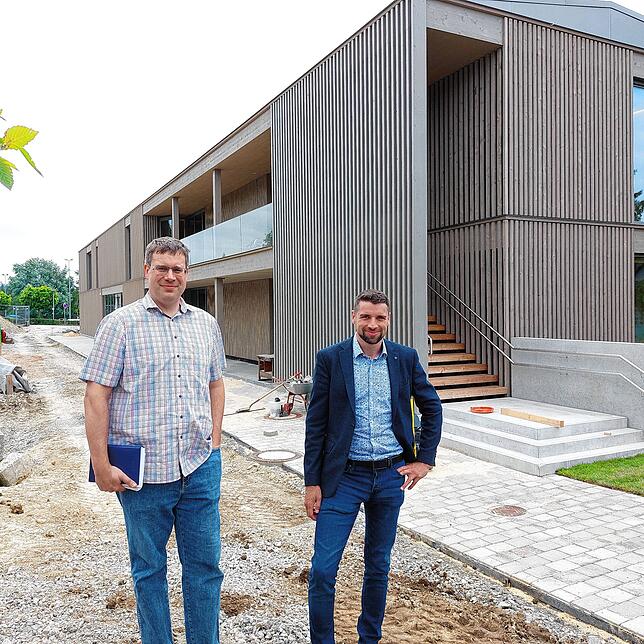 Bürgermeister Stefan Friedrich (rechts) und Frank Ruhland, der Leiter des Ortsbauamts können viele Vorzüge des neuen Kinderhauses nennen.