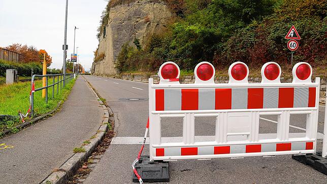 Absperrgitter auf der Bahnhofstraße: Hier fiel vergangene Woche Geröll auf die Fahrbahn und sorgte für eine Sperrung.