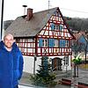 Andreas Bernhart im Werner-und-Erika-Messmer-Haus. Von hier sieht man das (alte) renovierte Rathaus und die gestrichenen Bänke.