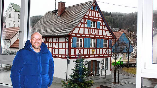 Andreas Bernhart im Werner-und-Erika-Messmer-Haus. Von hier sieht man das (alte) renovierte Rathaus und die gestrichenen Bänke.