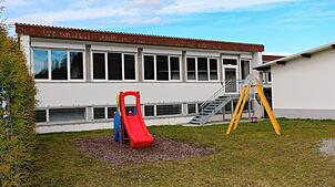 Die Hintschinger Schöntalhalle ist mit neuen Fenstern ausgestattet worden. Außerdem ist in die Fensterfront eine Notausgangstür ...