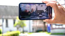 Sabine Giesler von der Tourist-Information Gaienhofen zeigt, wie über die Zeigmal-App Alt und Neu verglichen werden können