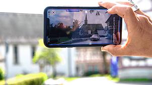 Sabine Giesler von der Tourist-Information Gaienhofen zeigt, wie über die Zeigmal-App Alt und Neu verglichen werden können