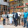 Das Richtfest des Mehrgenerationen-Wohnprojektes der Oekogeno wird gefeiert. Über den guten Fortgang der Arbeiten freuen sich (von ...