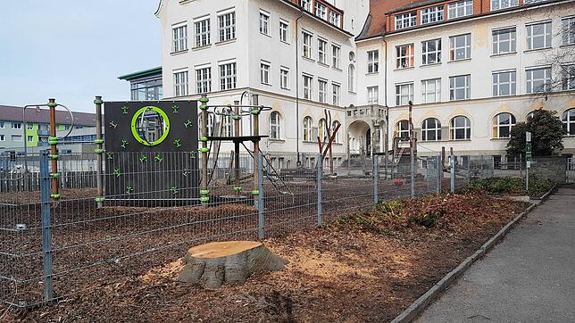 Der Spielplatz könne laut Stadtverwaltung das Jahr über noch so lange genutzt werden, bis die Bauarbeiten in diesem Bereich beginnen. ...