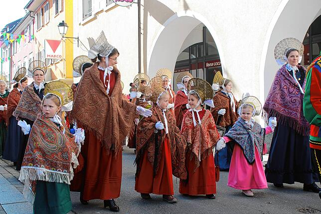 Bild 4: Die schönsten Bilder vom Kinderumzug und Kindernarrenbaumstellen am Fastnachtsdienstag