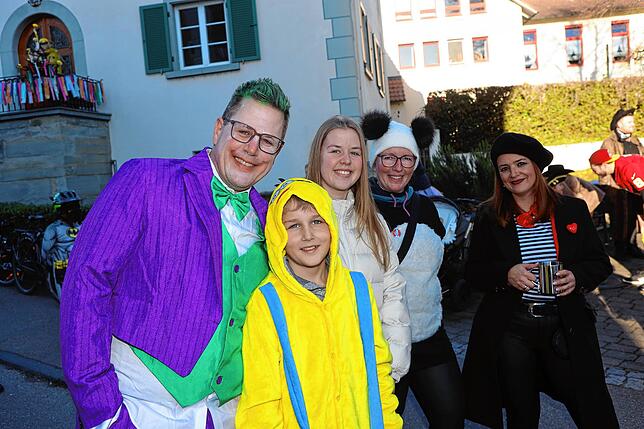 Bild 6: Mit einem Narrenbaumstellen eröffnete Ludwig Egenhofer in Allensbach das Seenarrentreffen 2024