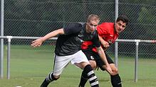 Den Ball im Blick, den Kontrahenten neben sich: Eike Pietzker (vorn) vom FC Peterzell und David Kayumi vom VfB Villingen im direkten ...