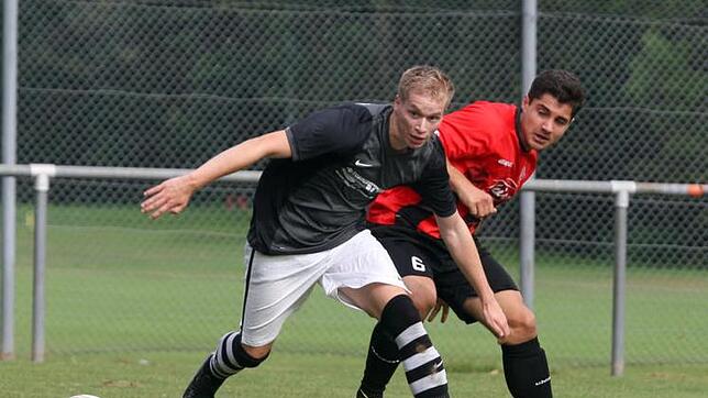 Den Ball im Blick, den Kontrahenten neben sich: Eike Pietzker (vorn) vom FC Peterzell und David Kayumi vom VfB Villingen im direkten ...