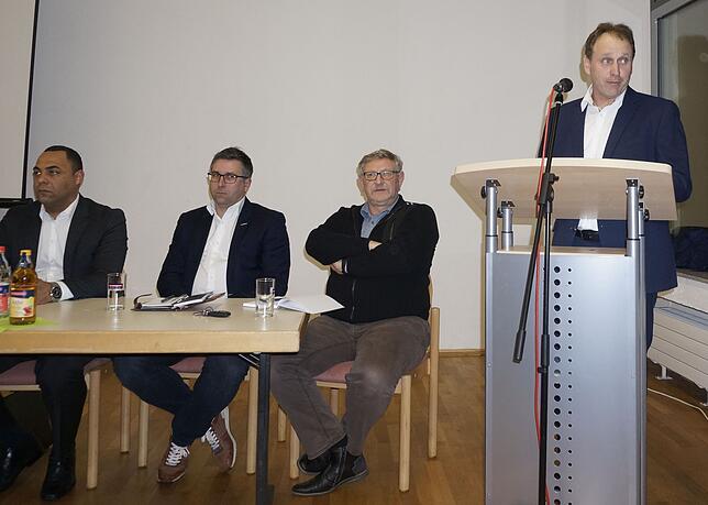 Ortsvorsteher Robert Schey (rechts) kann vor vollem Haus über die Aktivitäten des vergangenen Jahres berichten sowie einen Ausblick über ...