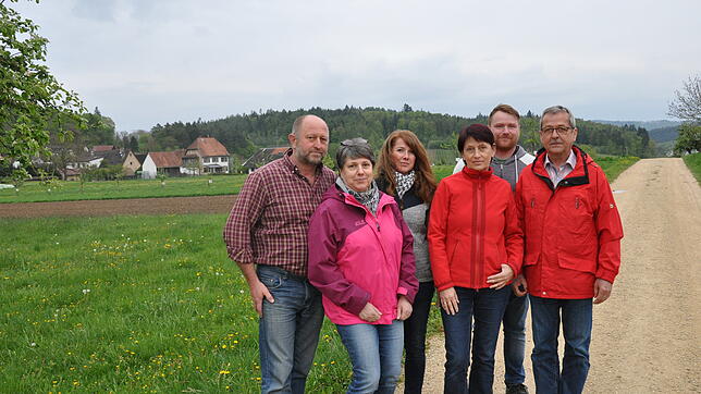 Ein Bild vom Frühjahr: Eine Gruppe von Airacher Bürgern, die sich Sorgen um ihr Dorf machen, falls eine Ostumgehung für Stockach durchs ...