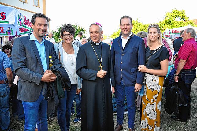 Von links Bürgermeister Tobias Gantert und Ehefrau Angela, Erzbischof Gänswein, MdB Felix Schreiner und Ehefrau. Foto: Ursula Ortlieb