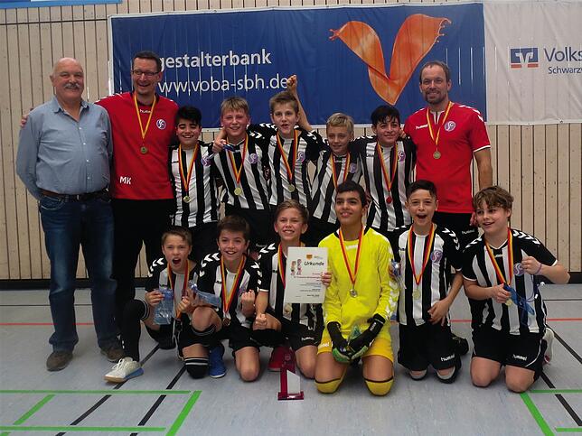 Die D2-Junioren des SC Konstanz-Wollmatingen (hinten, von links): Bezirksjugendwart Hans-Peter Restle, Trainer Martin Karrer, Gianluca ...
