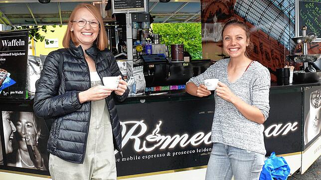 Claudia Ogrodzki (l.) und Carolin Bohn gehen gern gemeinsam auf den Markt, hier in Petershausen, um einen Kaffee zu genießen. Für den ...