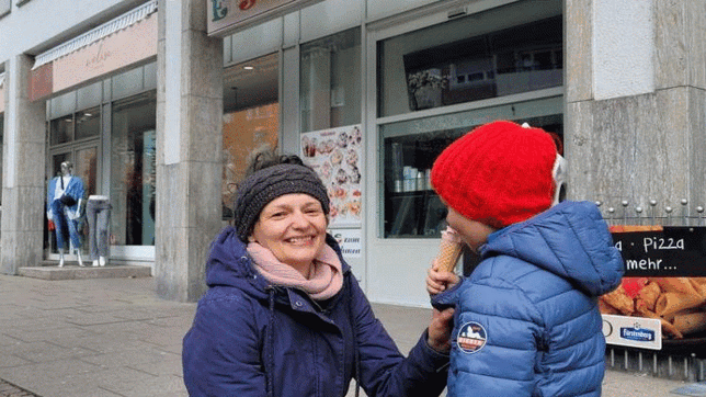 Die Preise für eine Kugel Eis sind deutlich gestiegen. Die Menschen in den Fußgängerzonen von Überlingen und Friedrichshafen lassen sich ...