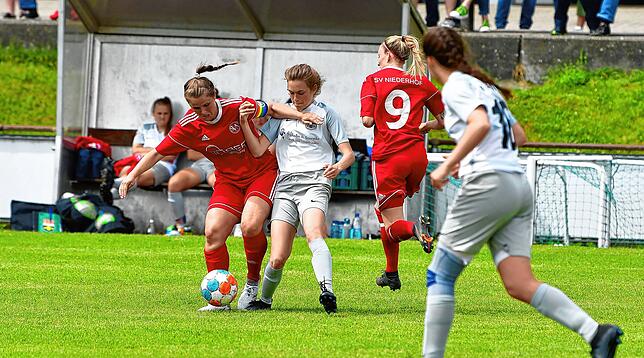 Bild 15: SV Niederhof besiegt SG Ebnet mit 4:1 im Hinspiel der Verbandsliga-Relegation &ndash; wir haben Bilder!