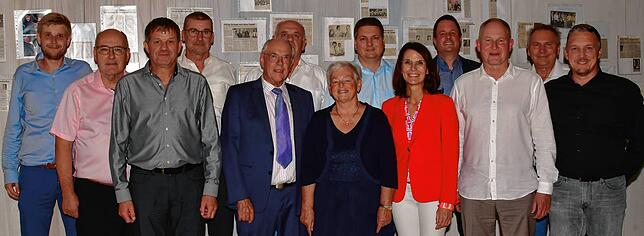 Ausgezeichnet: Bezirks-Schiedsrichterobmann Ramon Leisinger (links) und Verbands-Schiedsrichterobmann Ralf Brombacher mit ...