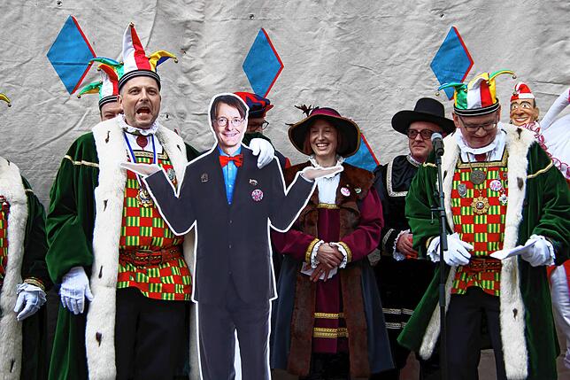 Bild 1: Erst als Pappfigur, dann live: Alle Bilder vom Tag mit Karl Lauterbach in Stockach