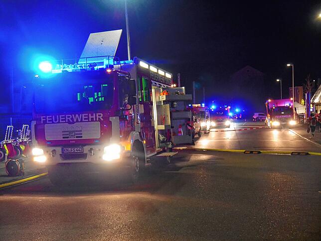 Die Feuerwehr war mit rund 80 Einsatzkräften und 17 Fahrzeugen – darunter die beiden Drehleitern aus Singen und Rielasingen-Worblingen – ...